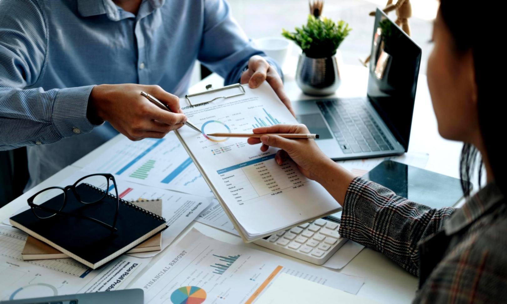 Sesión de trabajo colaborativo en taller de contenido SEO