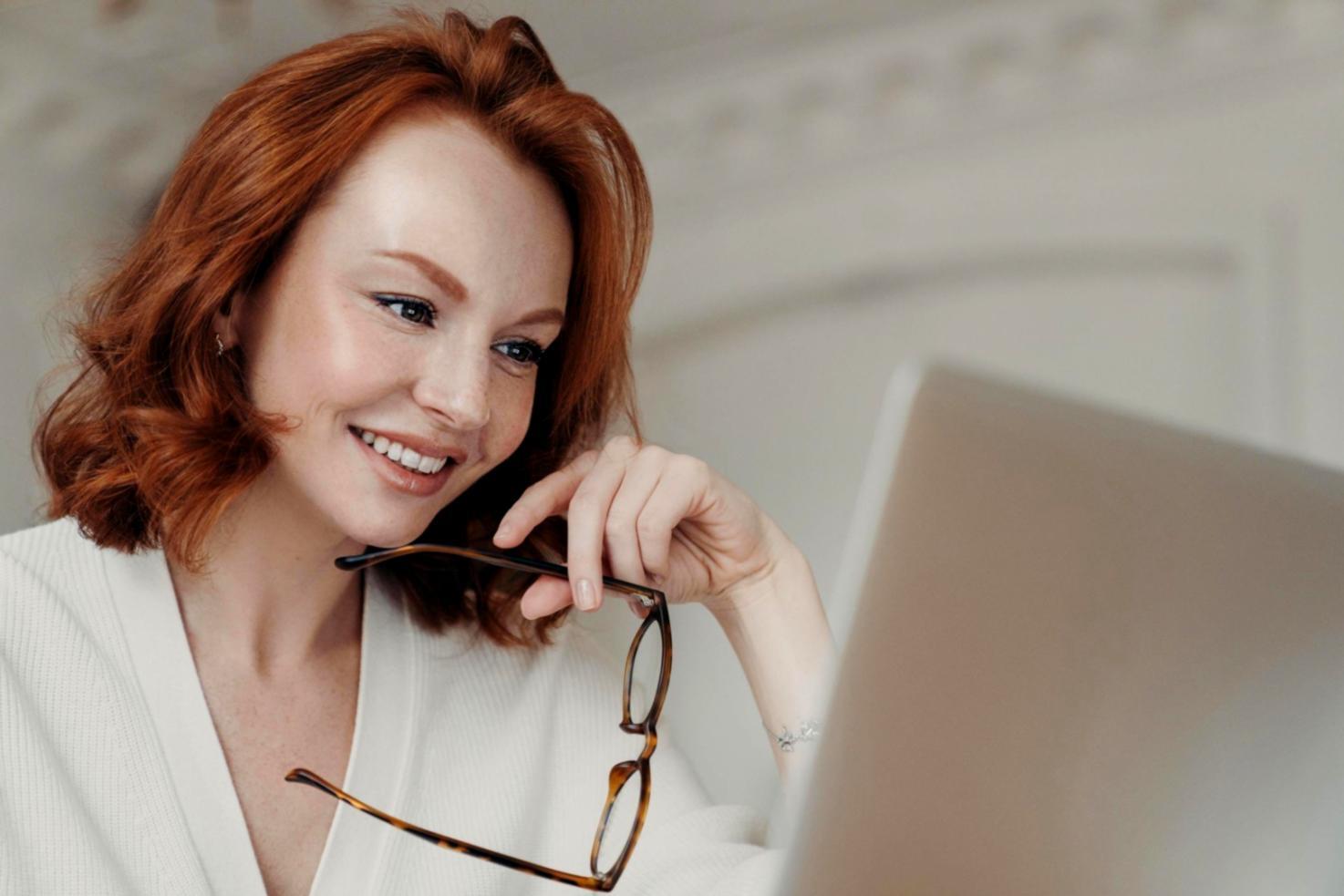 Equipo trabajando en estrategia de contenido SEO